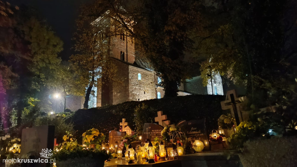 Dzień Wszystkich Świętych: Na kruszwickim cmentarzu płonie tysiące zniczy [FOTO]