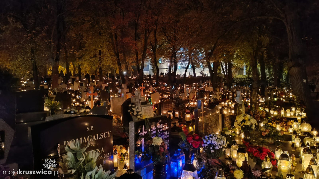 Dzień Wszystkich Świętych: Na kruszwickim cmentarzu płonie tysiące zniczy [FOTO]