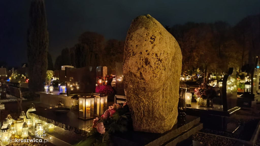 Dzień Wszystkich Świętych: Na kruszwickim cmentarzu płonie tysiące zniczy [FOTO]