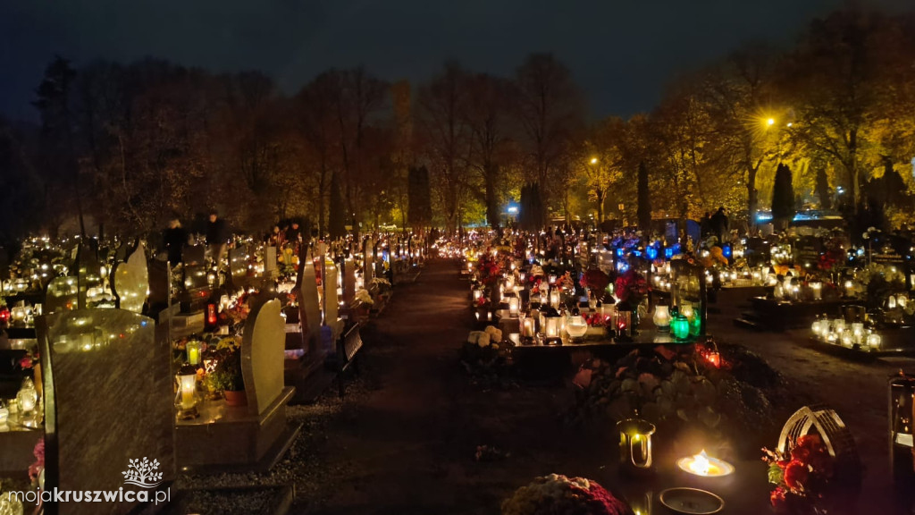 Dzień Wszystkich Świętych: Na kruszwickim cmentarzu płonie tysiące zniczy [FOTO]