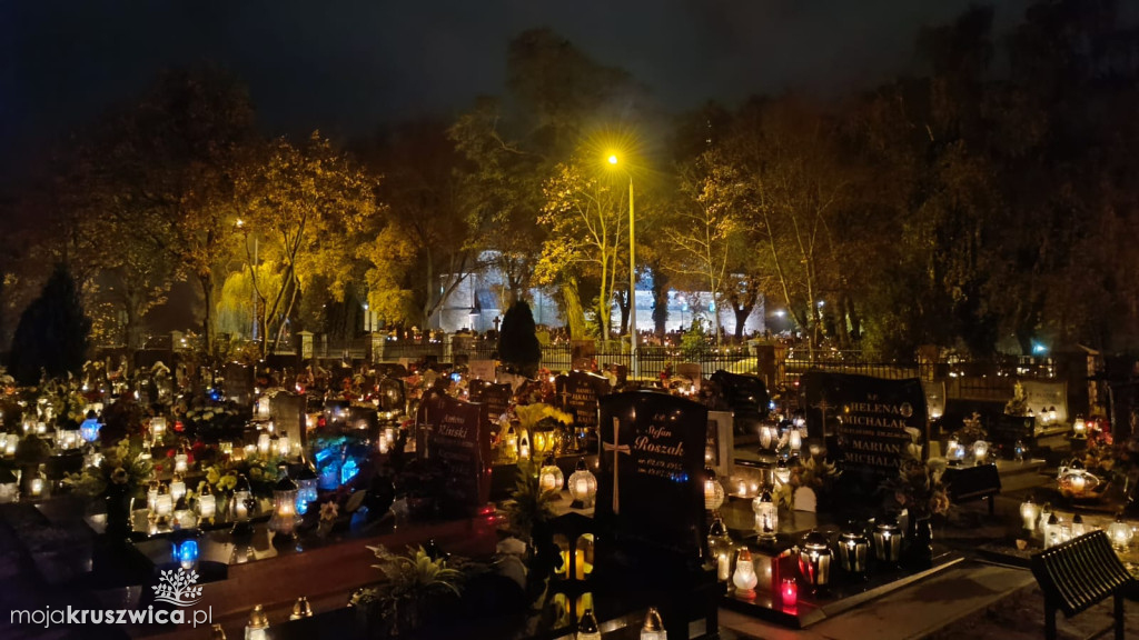 Dzień Wszystkich Świętych: Na kruszwickim cmentarzu płonie tysiące zniczy [FOTO]