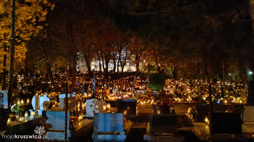 Dzień Wszystkich Świętych: Na kruszwickim cmentarzu płonie tysiące zniczy [FOTO]