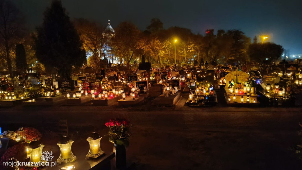 Dzień Wszystkich Świętych: Na kruszwickim cmentarzu płonie tysiące zniczy [FOTO]