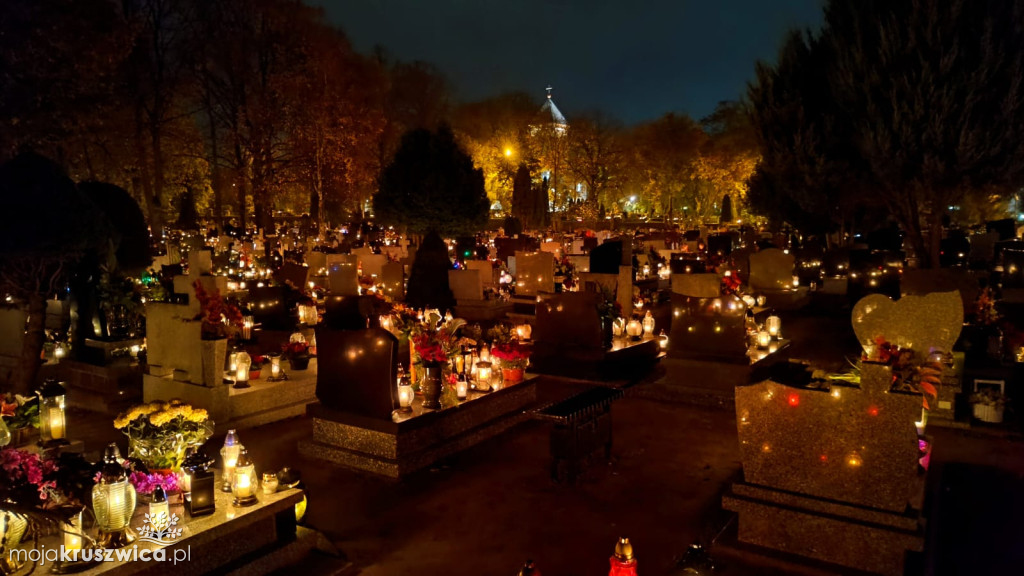 Dzień Wszystkich Świętych: Na kruszwickim cmentarzu płonie tysiące zniczy [FOTO]