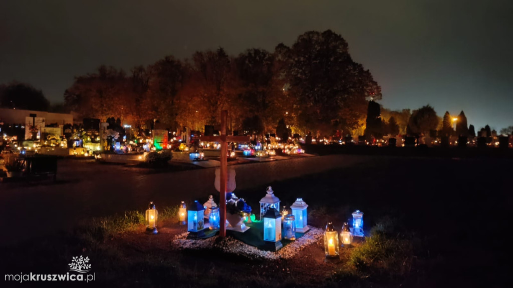 Dzień Wszystkich Świętych: Na kruszwickim cmentarzu płonie tysiące zniczy [FOTO]