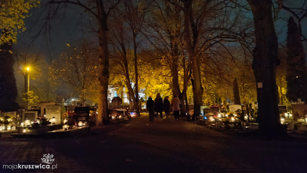 Dzień Wszystkich Świętych: Na kruszwickim cmentarzu płonie tysiące zniczy [FOTO]