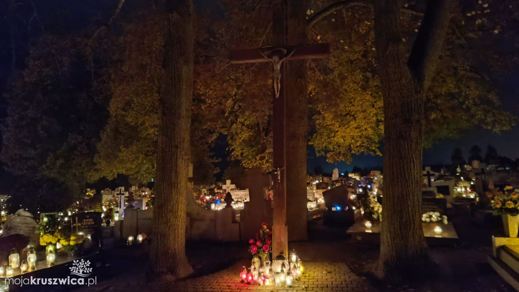 Dzień Wszystkich Świętych: Na kruszwickim cmentarzu płonie tysiące zniczy [FOTO]