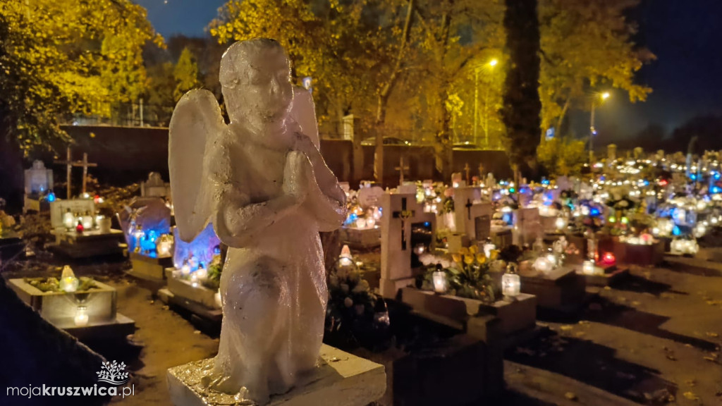 Dzień Wszystkich Świętych: Na kruszwickim cmentarzu płonie tysiące zniczy [FOTO]