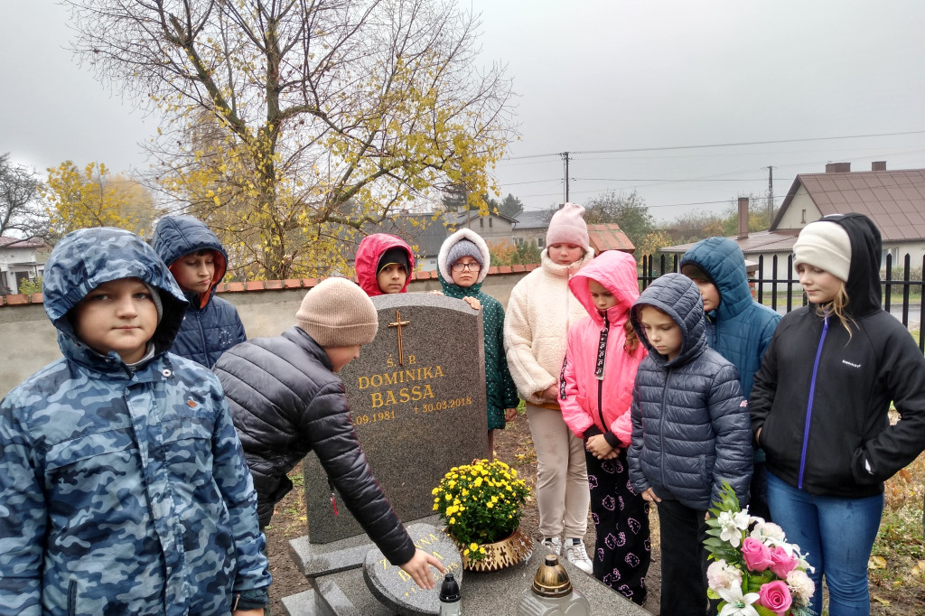 „A pamięć o nich trwać będzie…”. W Chełmcach wybrali się na cmentarz