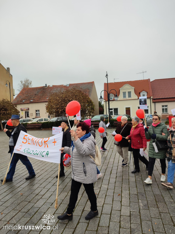 Uczestnicy Klubu „Senior+” i pracownicy MGOPS w Kruszwicy w akcji przeciw przemocy