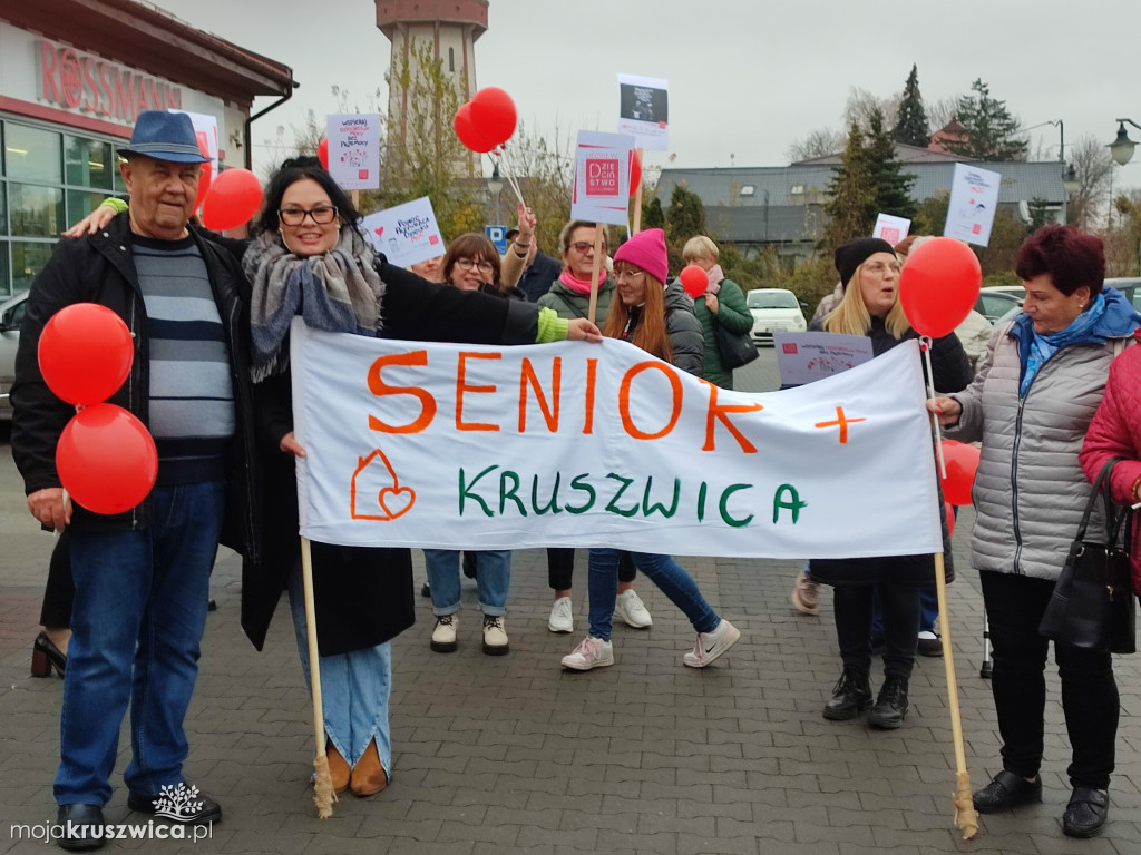 Uczestnicy Klubu „Senior+” i pracownicy MGOPS w Kruszwicy w akcji przeciw przemocy