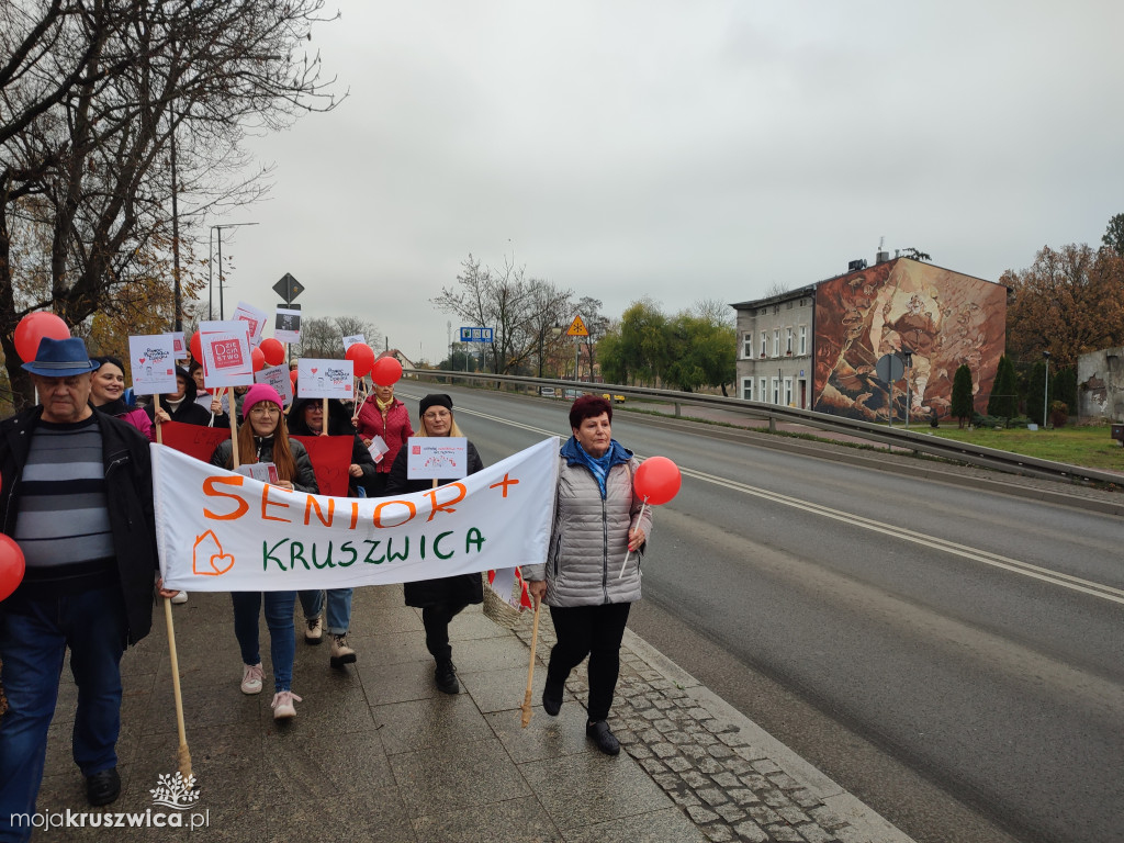 Uczestnicy Klubu „Senior+” i pracownicy MGOPS w Kruszwicy w akcji przeciw przemocy
