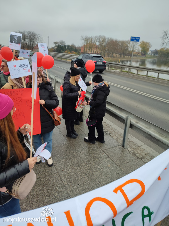 Uczestnicy Klubu „Senior+” i pracownicy MGOPS w Kruszwicy w akcji przeciw przemocy