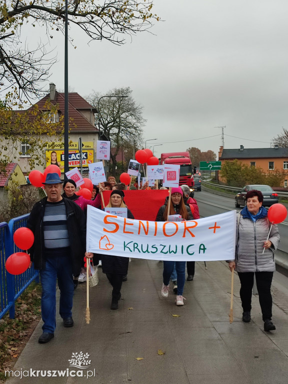 Uczestnicy Klubu „Senior+” i pracownicy MGOPS w Kruszwicy w akcji przeciw przemocy