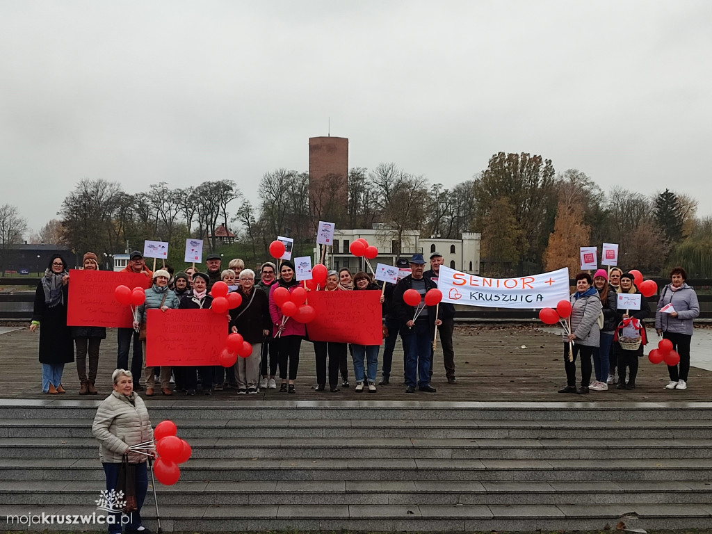 Uczestnicy Klubu „Senior+” i pracownicy MGOPS w Kruszwicy w akcji przeciw przemocy