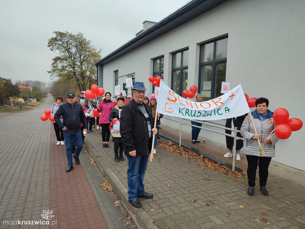 Uczestnicy Klubu „Senior+” i pracownicy MGOPS w Kruszwicy w akcji przeciw przemocy