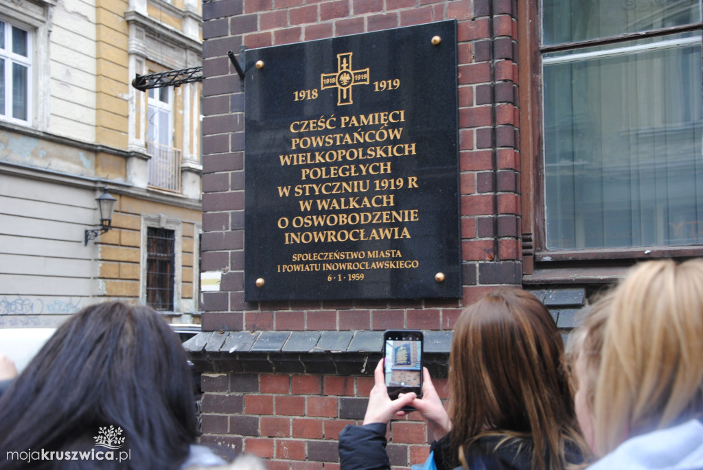 Święto Niepodległości. Z aplikacją odwiedzili miejsca pamięci