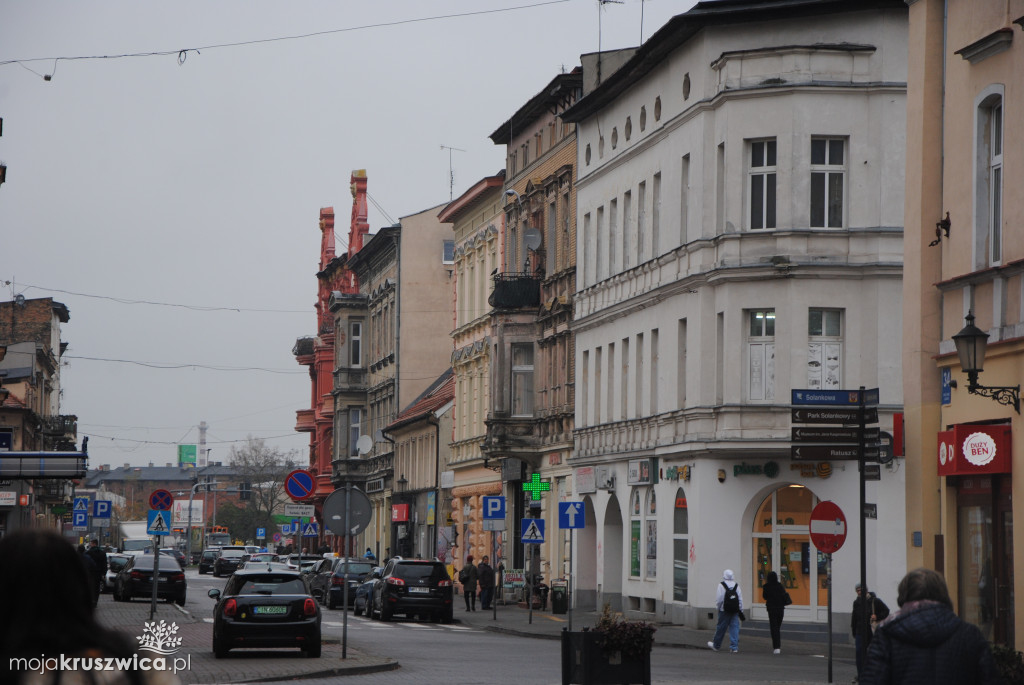 Święto Niepodległości. Z aplikacją odwiedzili miejsca pamięci