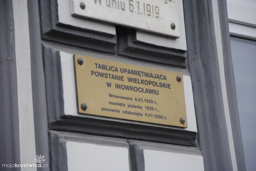 Święto Niepodległości. Z aplikacją odwiedzili miejsca pamięci