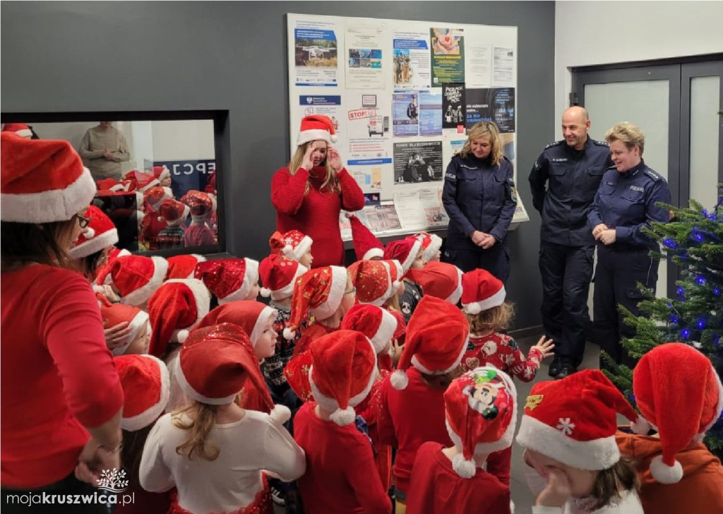 Policyjną choinkę pomogły ubrać dzieci
