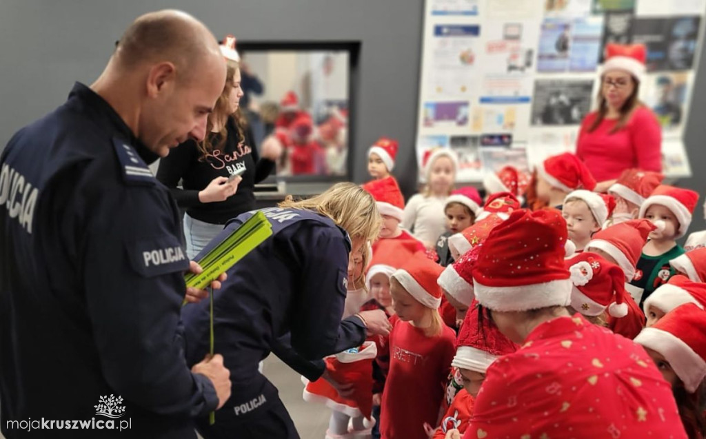 Policyjną choinkę pomogły ubrać dzieci
