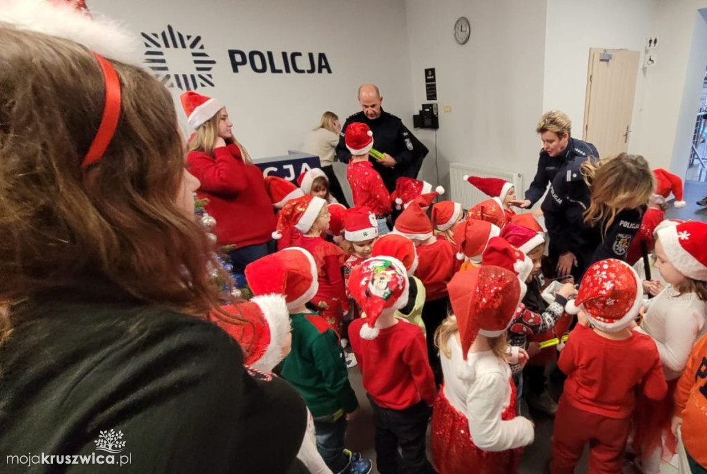 Policyjną choinkę pomogły ubrać dzieci