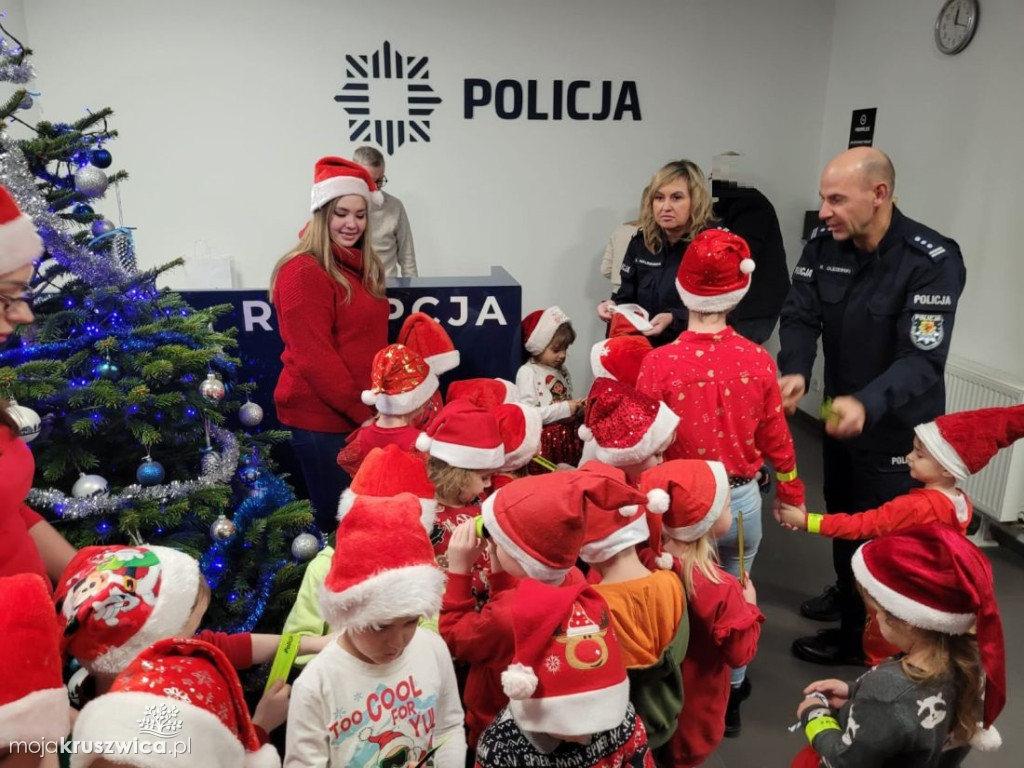 Policyjną choinkę pomogły ubrać dzieci