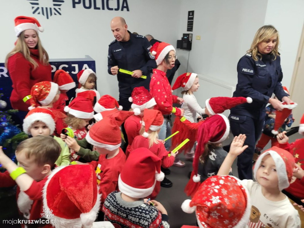 Policyjną choinkę pomogły ubrać dzieci