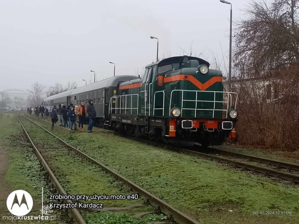 Pociąg „Renifer” z oferty Śnieżynka 2024 dotarł do Kruszwicy