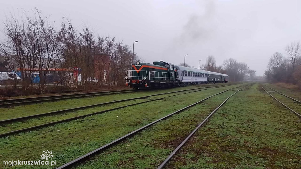 Pociąg „Renifer” z oferty Śnieżynka 2024 dotarł do Kruszwicy