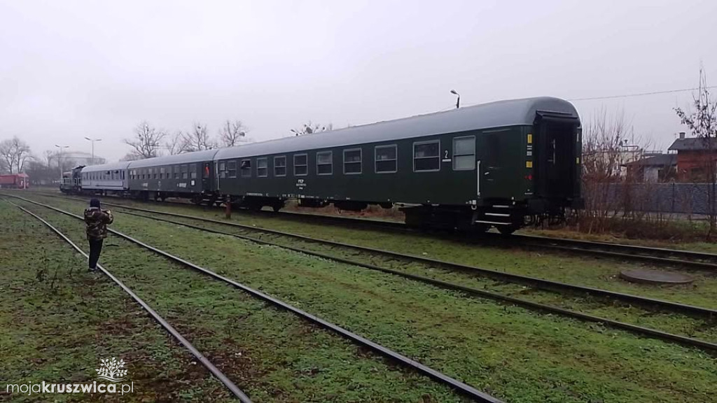 Pociąg „Renifer” z oferty Śnieżynka 2024 dotarł do Kruszwicy