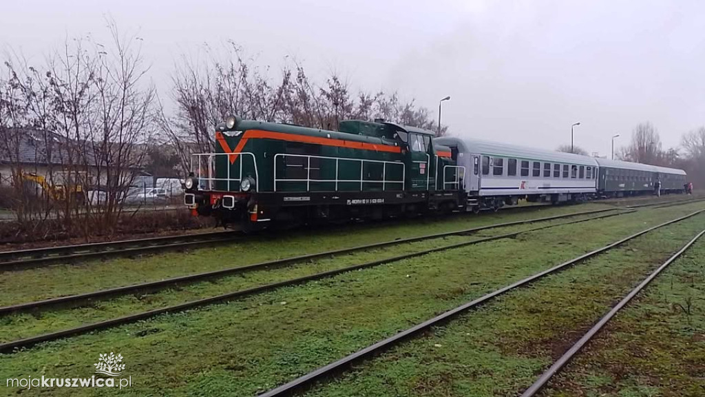 Pociąg „Renifer” z oferty Śnieżynka 2024 dotarł do Kruszwicy