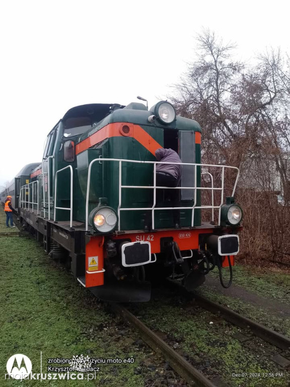 Pociąg „Renifer” z oferty Śnieżynka 2024 dotarł do Kruszwicy