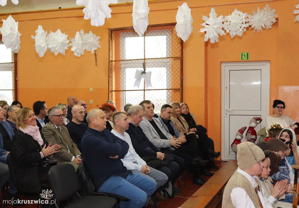 Świąteczne spotkanie i kiermasz w szkole w Polanowicach