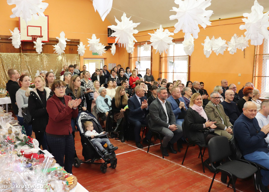 Świąteczne spotkanie i kiermasz w szkole w Polanowicach