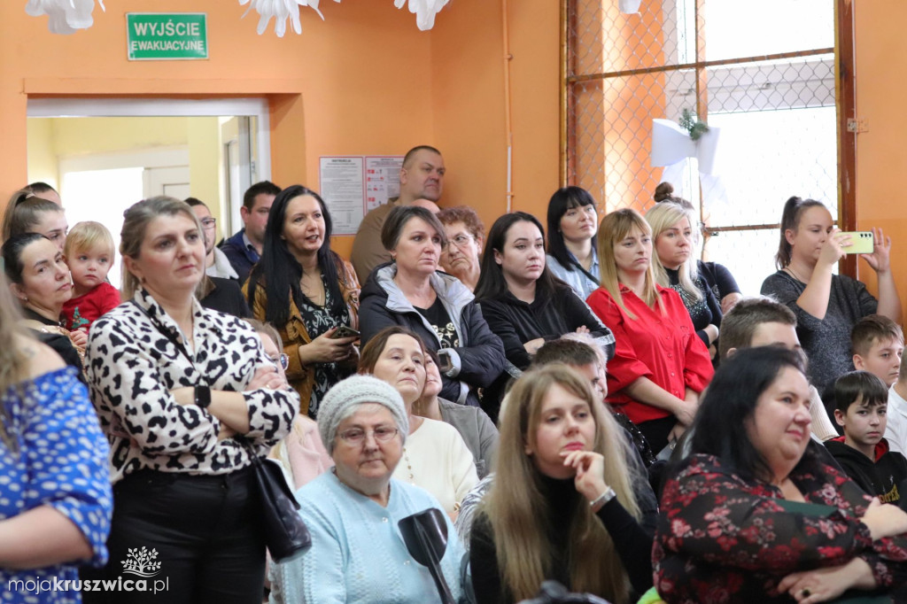 Świąteczne spotkanie i kiermasz w szkole w Polanowicach