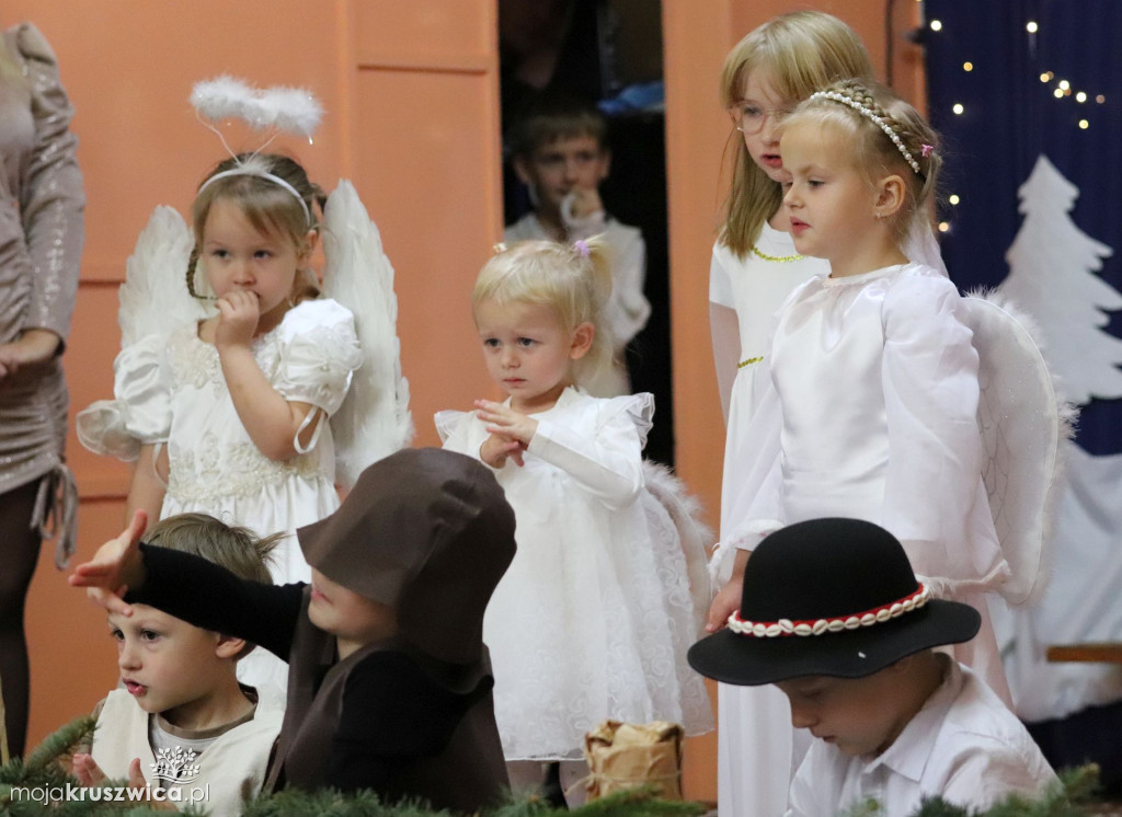 Świąteczne spotkanie i kiermasz w szkole w Polanowicach