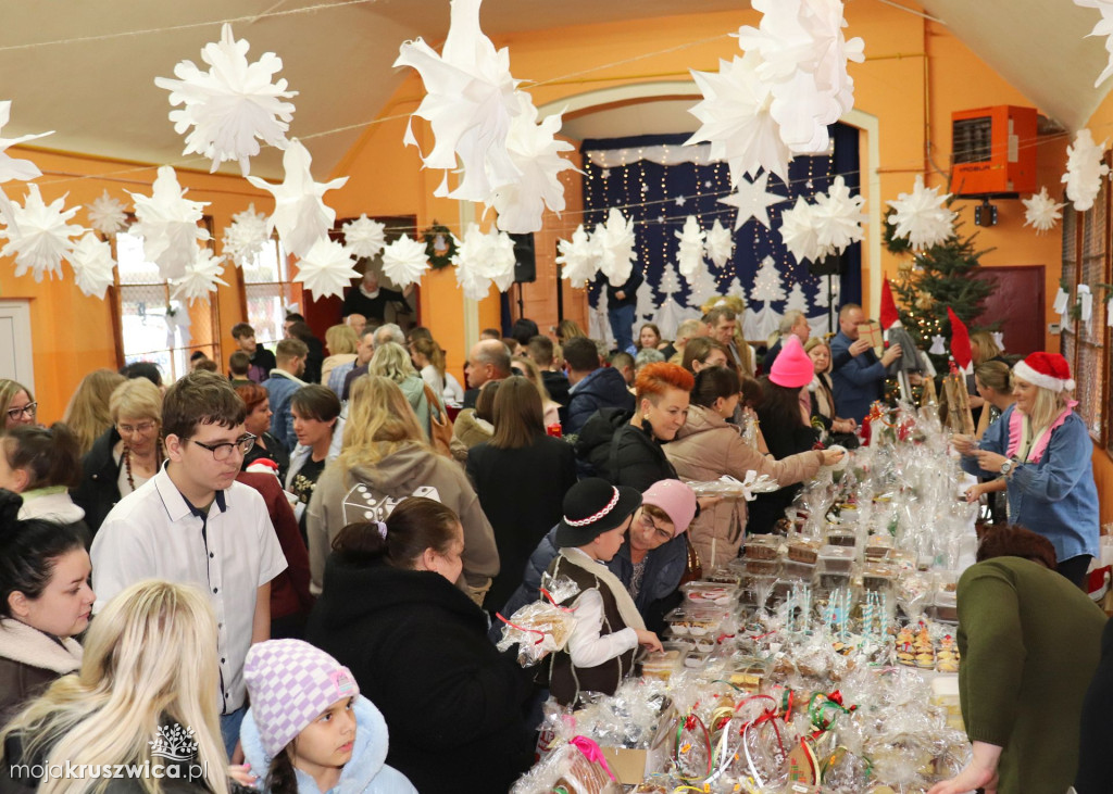 Świąteczne spotkanie i kiermasz w szkole w Polanowicach