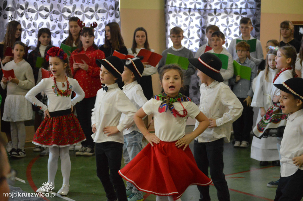 Jasełka bożonarodzeniowe i świąteczne spotkanie w szkole w Chełmcach