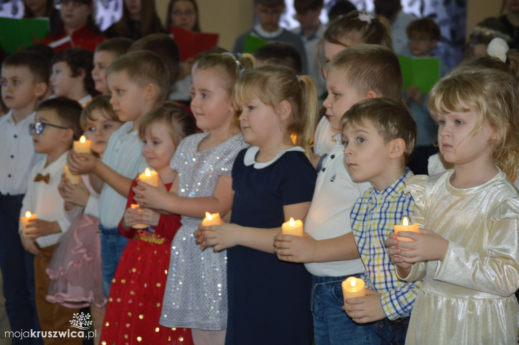 Jasełka bożonarodzeniowe i świąteczne spotkanie w szkole w Chełmcach