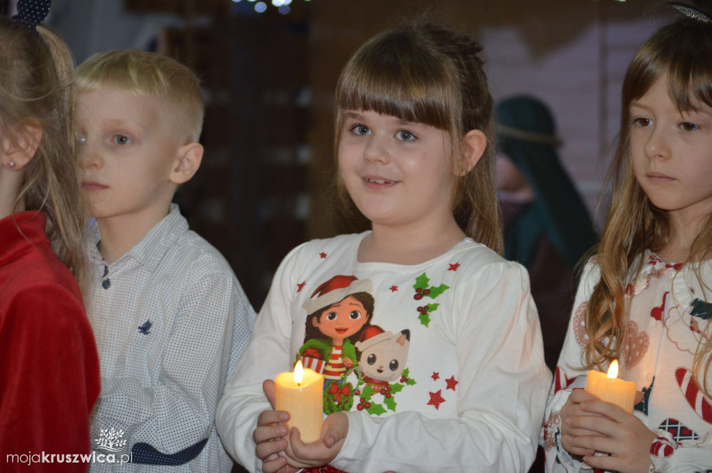 Jasełka bożonarodzeniowe i świąteczne spotkanie w szkole w Chełmcach