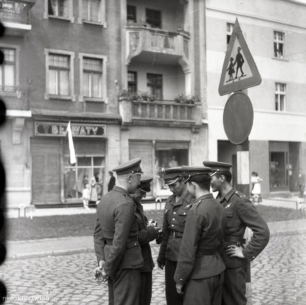 Tych zdjęć nie widziałeś! Kruszwica w latach 60. XX wieku [FOTO]