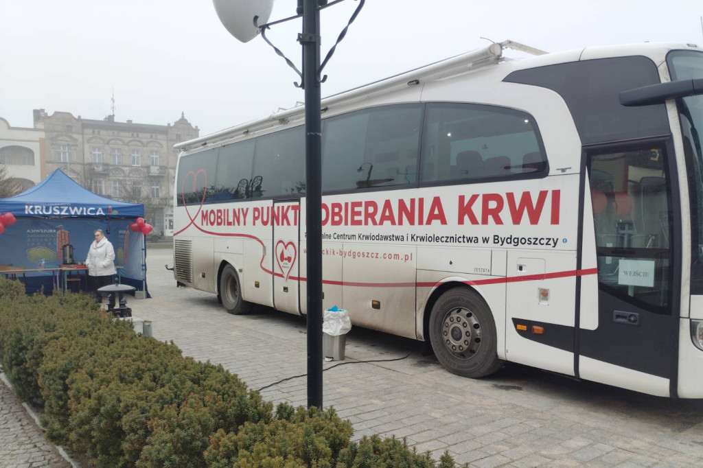 W Kruszwicy trwa mobilna akcja honorowego poboru krwi,.