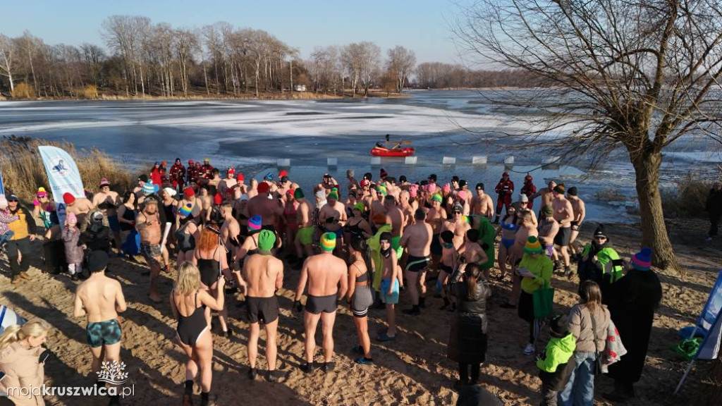 Charytatywne morsowanie na plaży w Łagiewnikach [ZDJĘCIA]