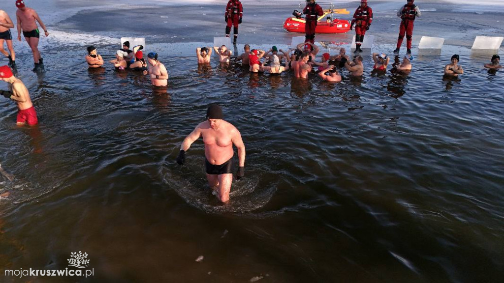 Charytatywne morsowanie na plaży w Łagiewnikach [ZDJĘCIA]