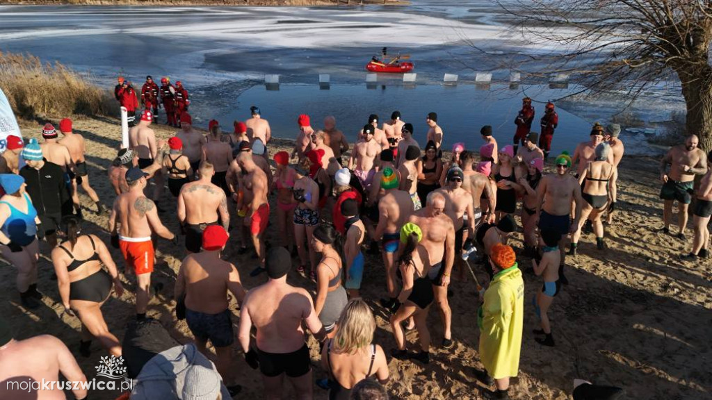 Charytatywne morsowanie na plaży w Łagiewnikach [ZDJĘCIA]