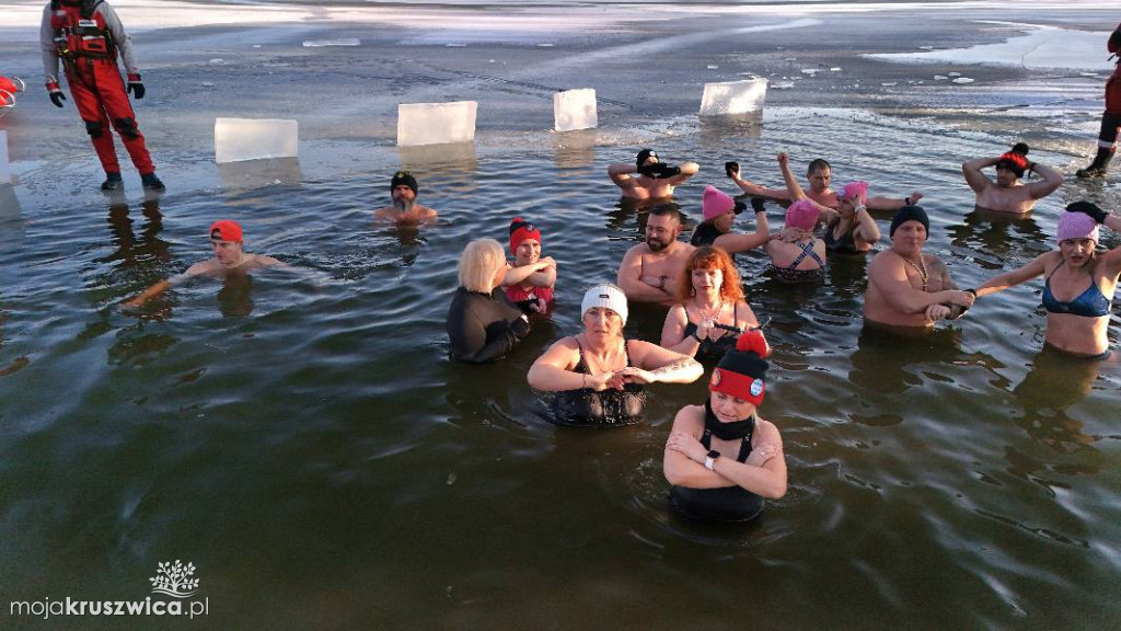 Charytatywne morsowanie na plaży w Łagiewnikach [ZDJĘCIA]