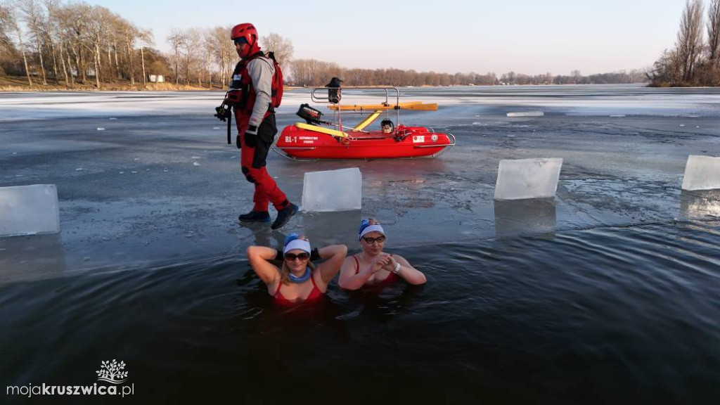 Charytatywne morsowanie na plaży w Łagiewnikach [ZDJĘCIA]