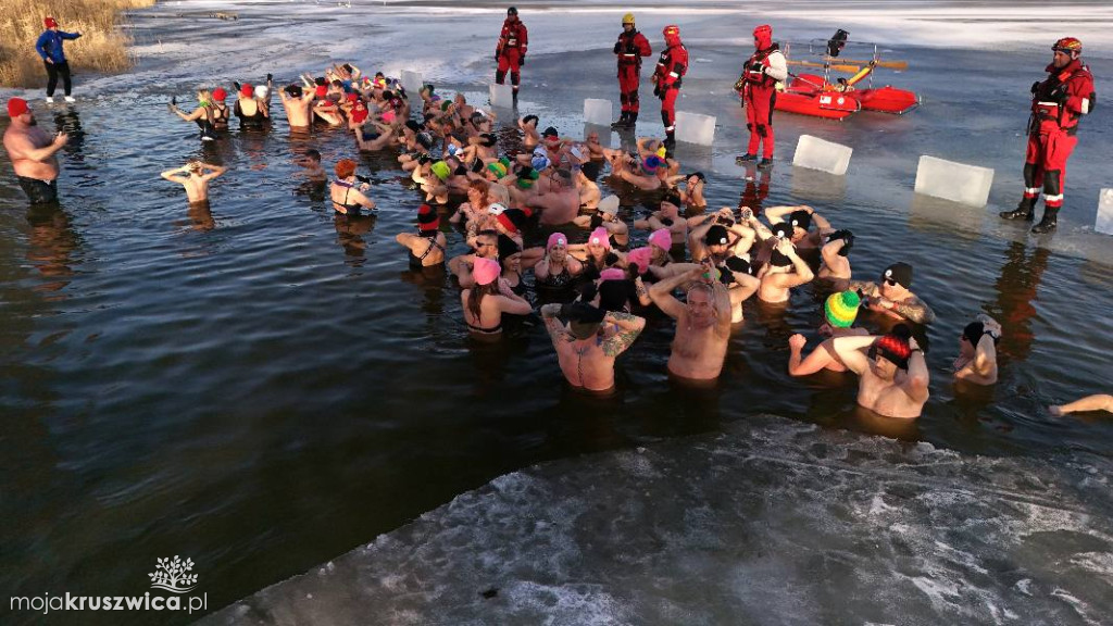 Charytatywne morsowanie na plaży w Łagiewnikach [ZDJĘCIA]