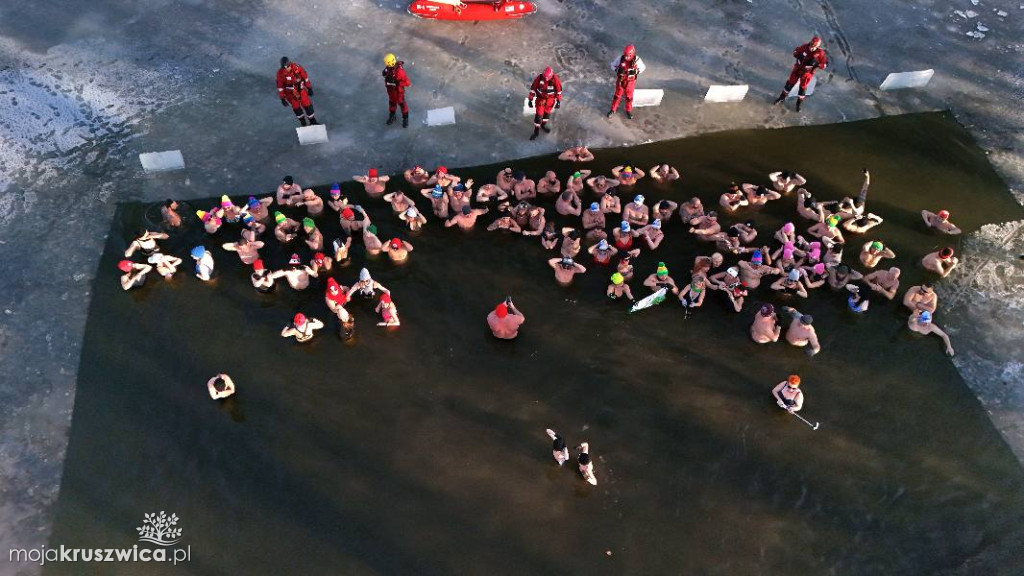 Charytatywne morsowanie na plaży w Łagiewnikach [ZDJĘCIA]